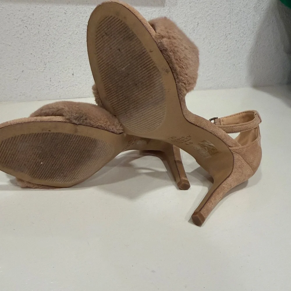 VICI Oasis Society Hadley Feather Heels Nude Almond Beige ankle strap Size 8.5
